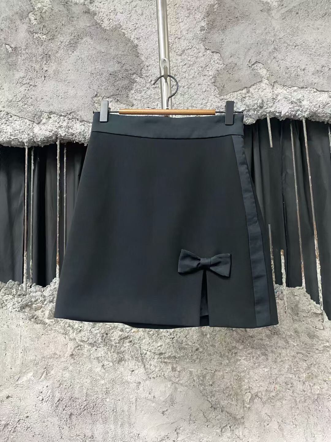 Miu Miu miumiu black bow short skirt Size 38" / US 16 / IT 52 - 1 Thumbnail