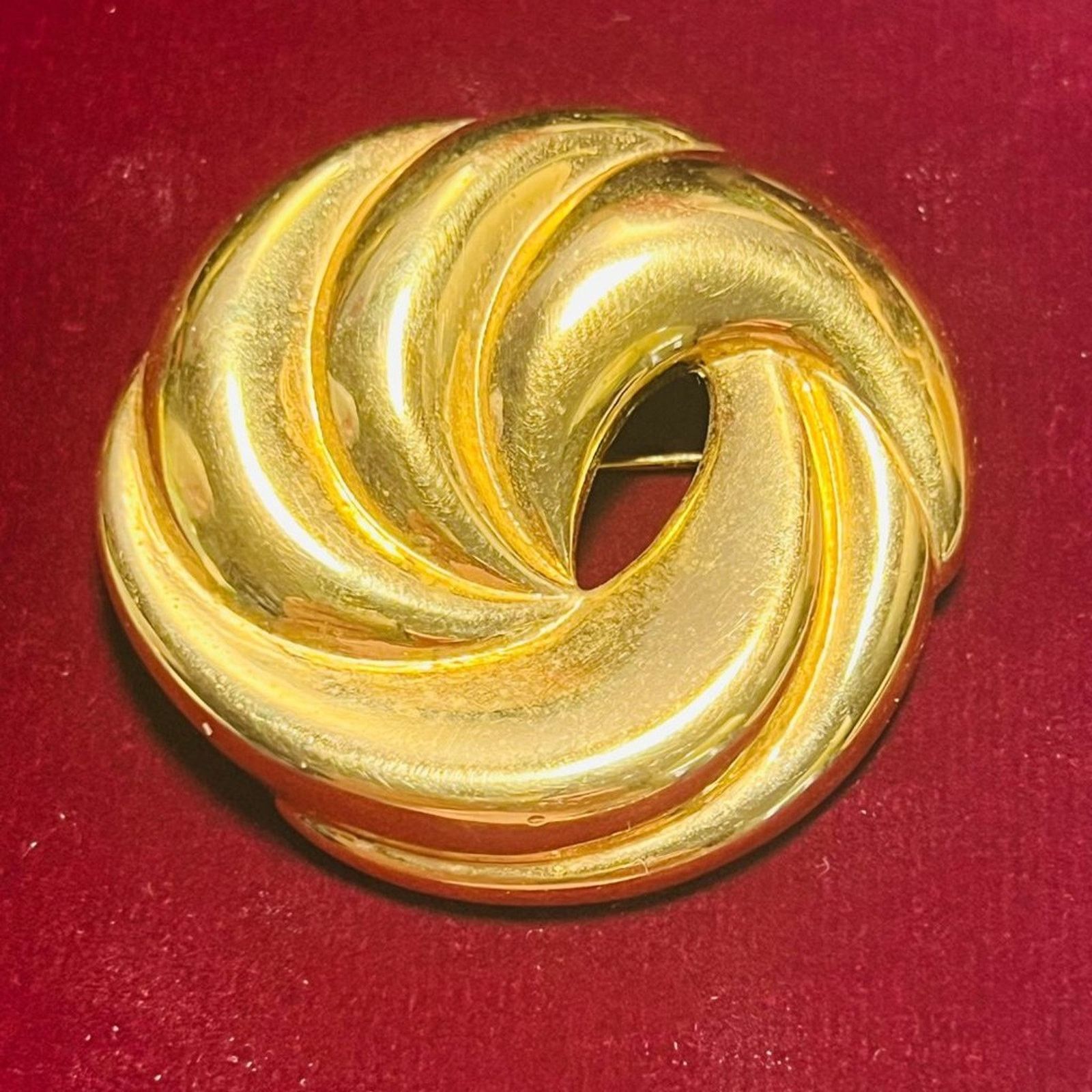 & Other Stories Vintage - Napier Gold tone Swirl Circular Brooch Pin Size ONE SIZE - 1 Thumbnail