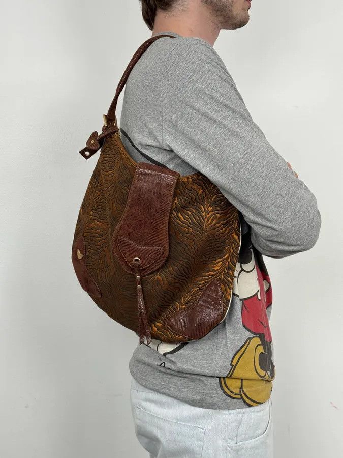 Roberto Cavalli 2000s Roberto Cavalli Brown Leather Tiger Embossed Shoulder Bag Size ONE SIZE - 3 Thumbnail