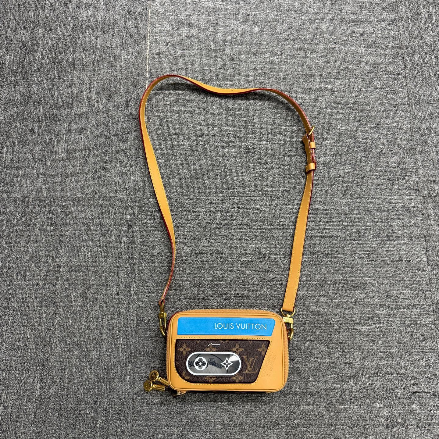 Louis Vuitton Brown Crossbody Bag with Classic Print Design Size ONE SIZE - 1 Thumbnail
