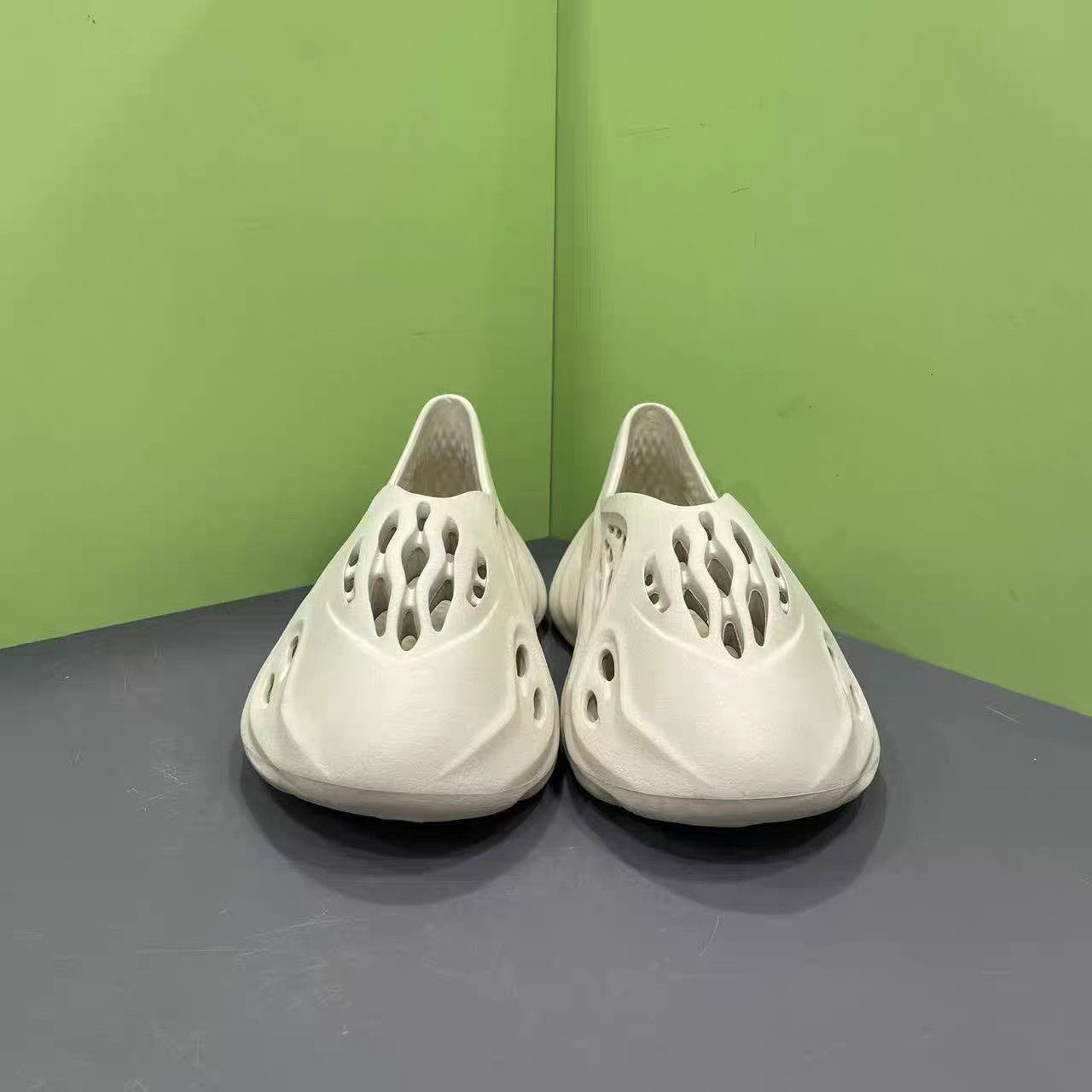 Adidas Yeezy Foam Runner Sand K15 Size US 13 / EU 46 - 3 Thumbnail