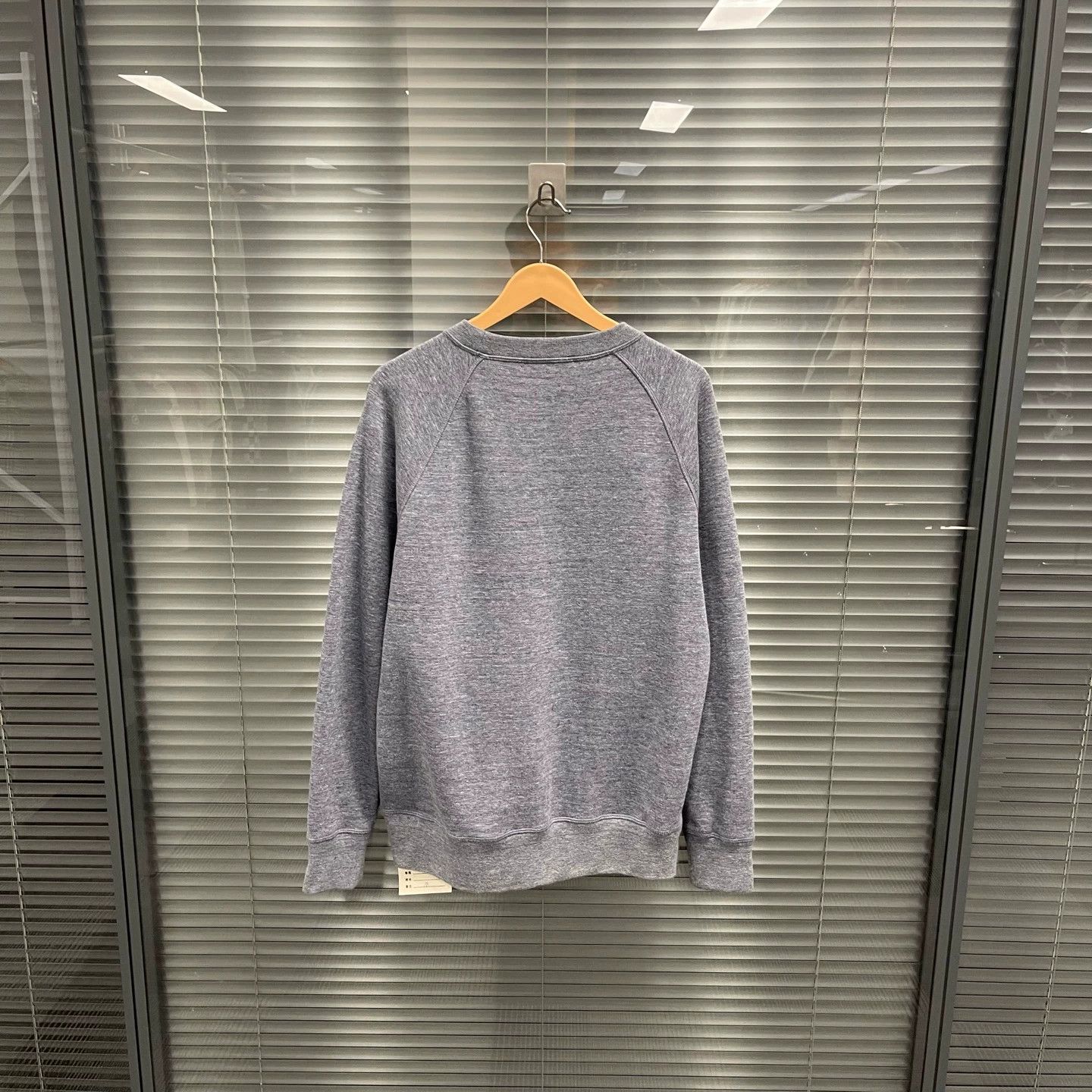 Louis Vuitton Louis Vuitton Gray Pink V Logo Hoodie M 99 10743 Size US M / EU 48-50 / 2 - 2 Thumbnail