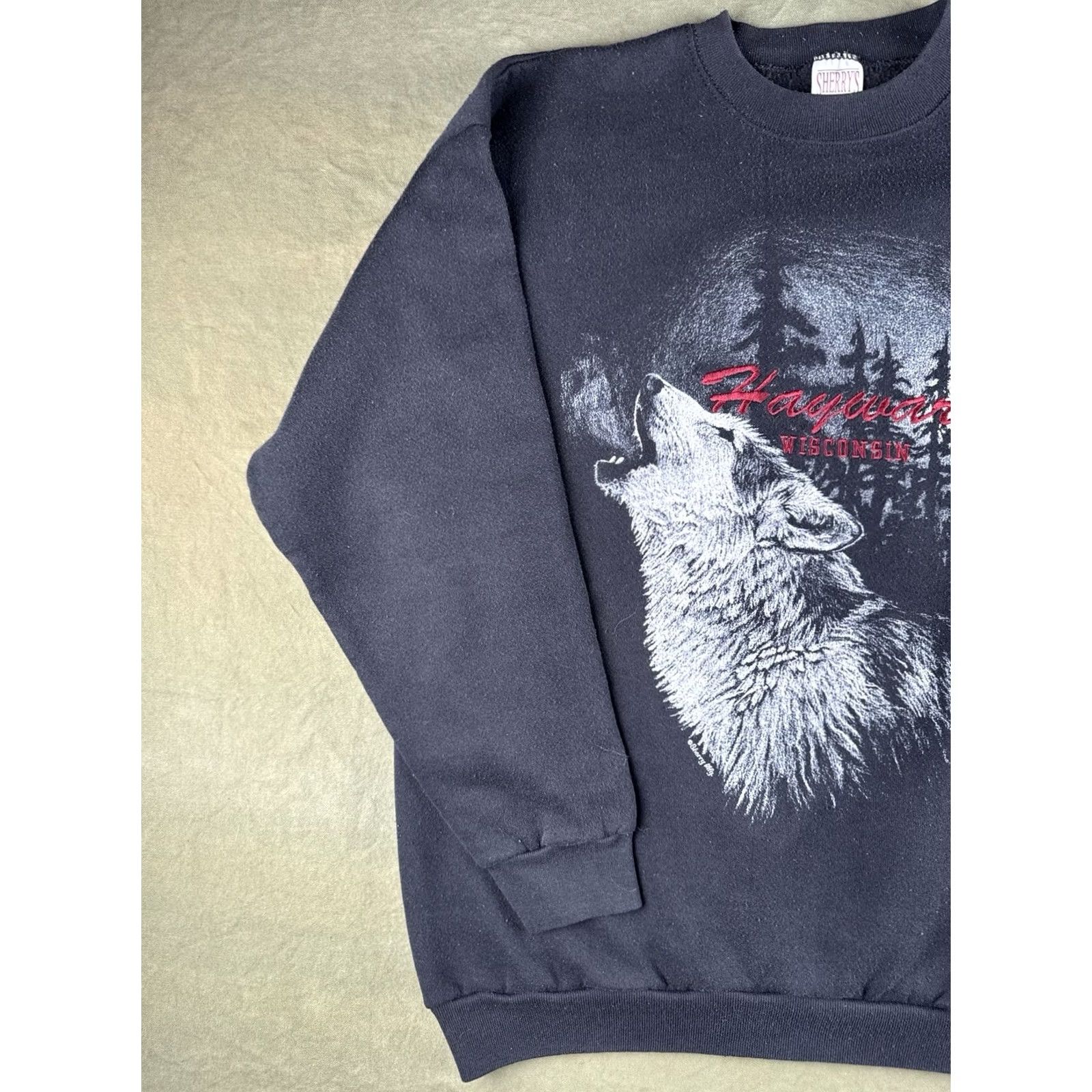 Vintage VINTAGE 1993 Hayward Wisconsin Wolf Graphic Sweatshirt XL Black USA Sherry's Best Mens Size US XL / EU 56 / 4 - 2 Thumbnail