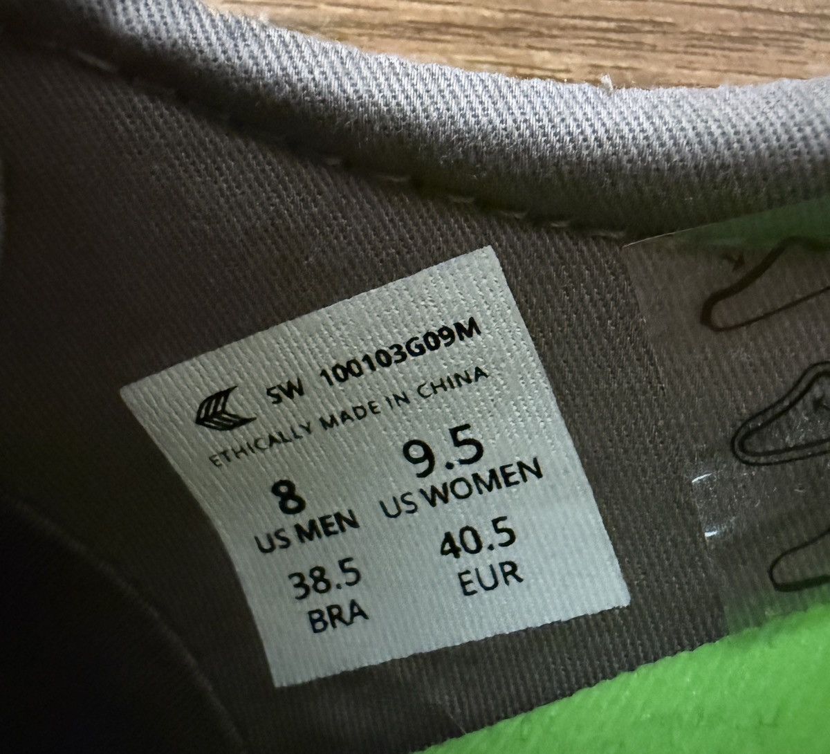 Other Cariuma Unisex Grey Organic Cotton Canvas Neon Sneakers Size US 9.5 / IT 39.5 - 10 Thumbnail