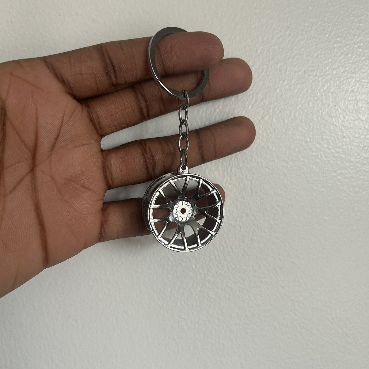 Japanese Brand Vintage Y2K 2000 chrome metal car rim keychain accessory Size ONE SIZE - 2 Thumbnail