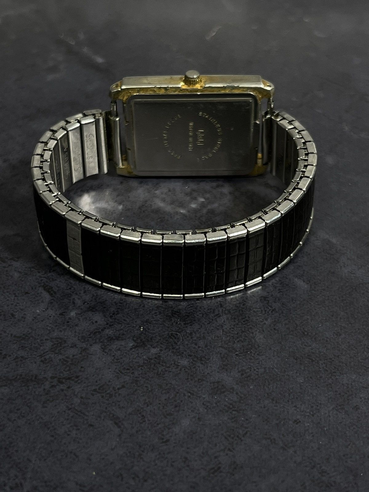 Jewelry × Vintage Vintage Q&Q Gold-Toned Rectangular Watch | Japanese Brand Size ONE SIZE - 8 Thumbnail