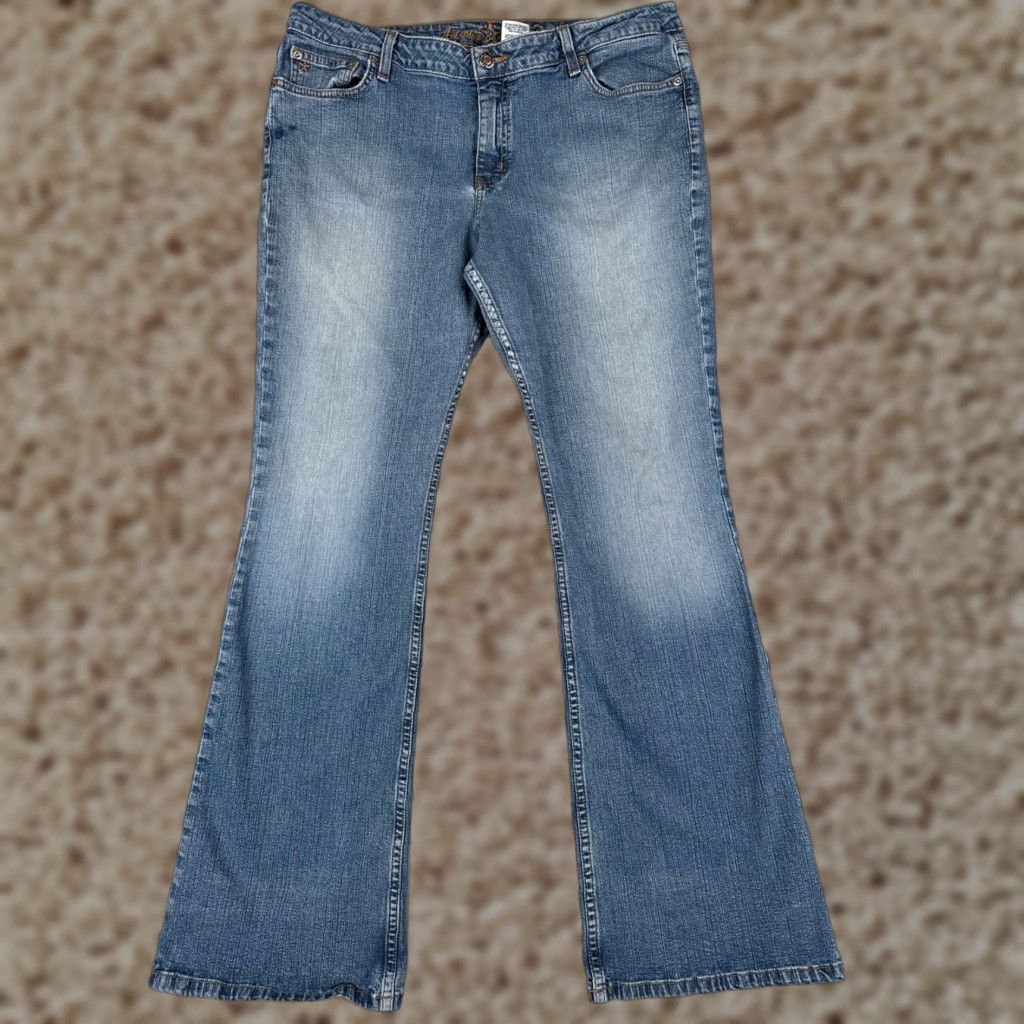 Vintage Arizona Jeans Co Juniors 17 Blue Denim Flared Mid Rise 34x30 Cotton Blend Jeans Womens Rock Distressed Pockets 5-Pocket Design Regular 30 in Inseam Size 38" / US 16 / IT 52 - 1 Thumbnail
