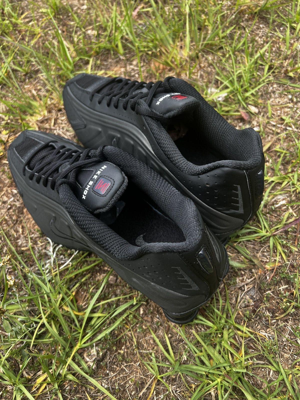Nike CLEAN Nike size 10.5 Mens Shox R4 Triple Black shoes Size US 10.5 / EU 43-44 - 4 Thumbnail