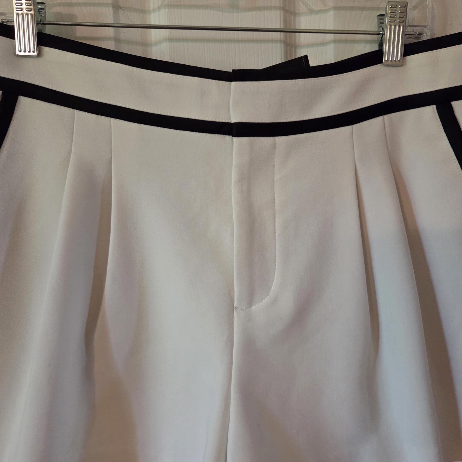Designer Alice and Olivia Esta Pleated Shorts - Size 14 Size 36" / US 14 / IT 50 - 4 Thumbnail
