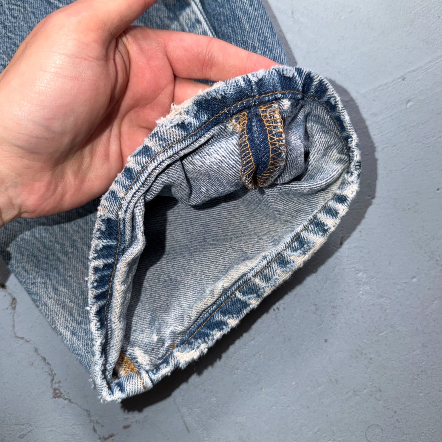 Levi's VINTAGE Levi's 501 Jeans Straight Denim Blue Light Wash 34x34 Mens Regular 90s USA 90s Discussed Theme Buttons 5-Pocket Design Mens Jeans Size US 34 / EU 50 - 4 Thumbnail