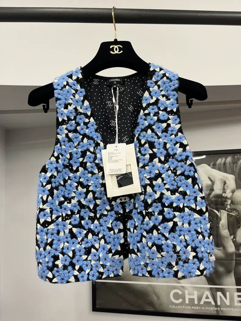 Chanel Chanel 24B Blue Flower Sequin Cashmere Vest Size XS / US 0-2 / IT 36-38 - 1 Thumbnail