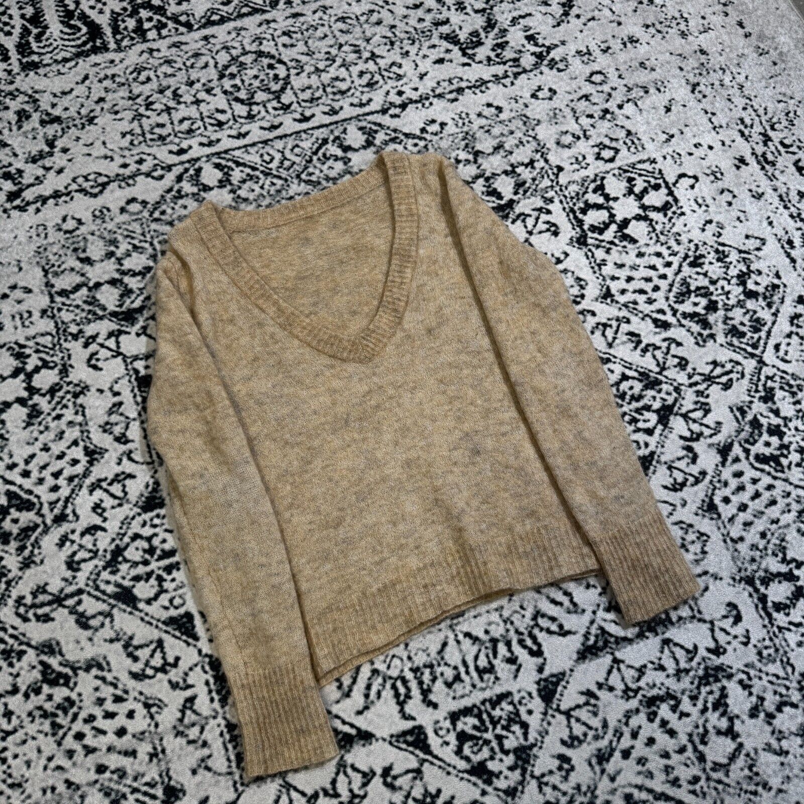 Vintage Vintage Women's Beige Wool V-Neck Sweater Size S 90s Size US S / EU 44-46 / 1 - 3 Thumbnail