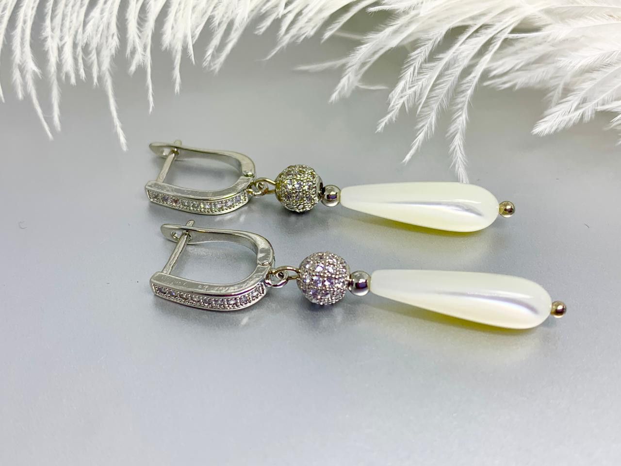 Beautiful Women's Earrings Natural Stone Mother of Pearl
