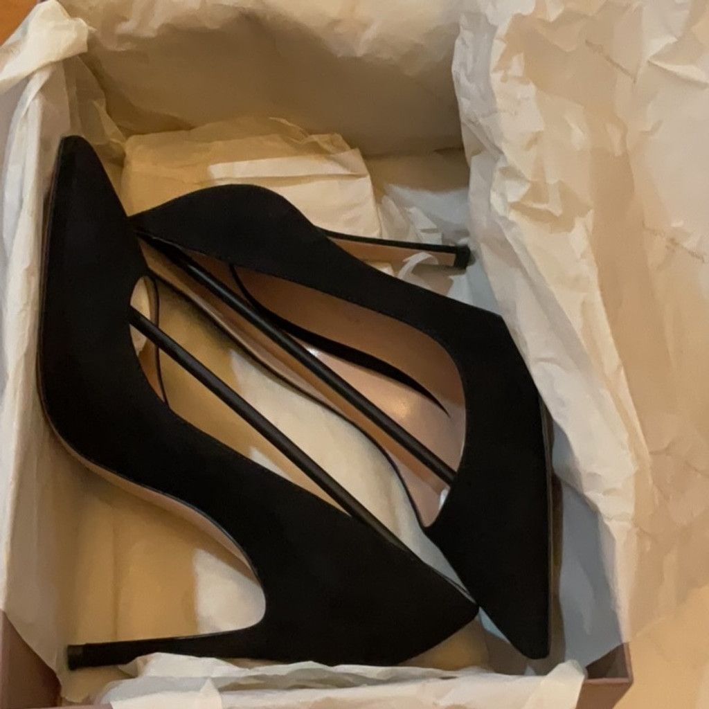 Gianvito Rossi Gianvito Rossi Suede Gianvito Pumps in Black, EU Size: 35 Size US 5 / IT 35 - 7 Thumbnail