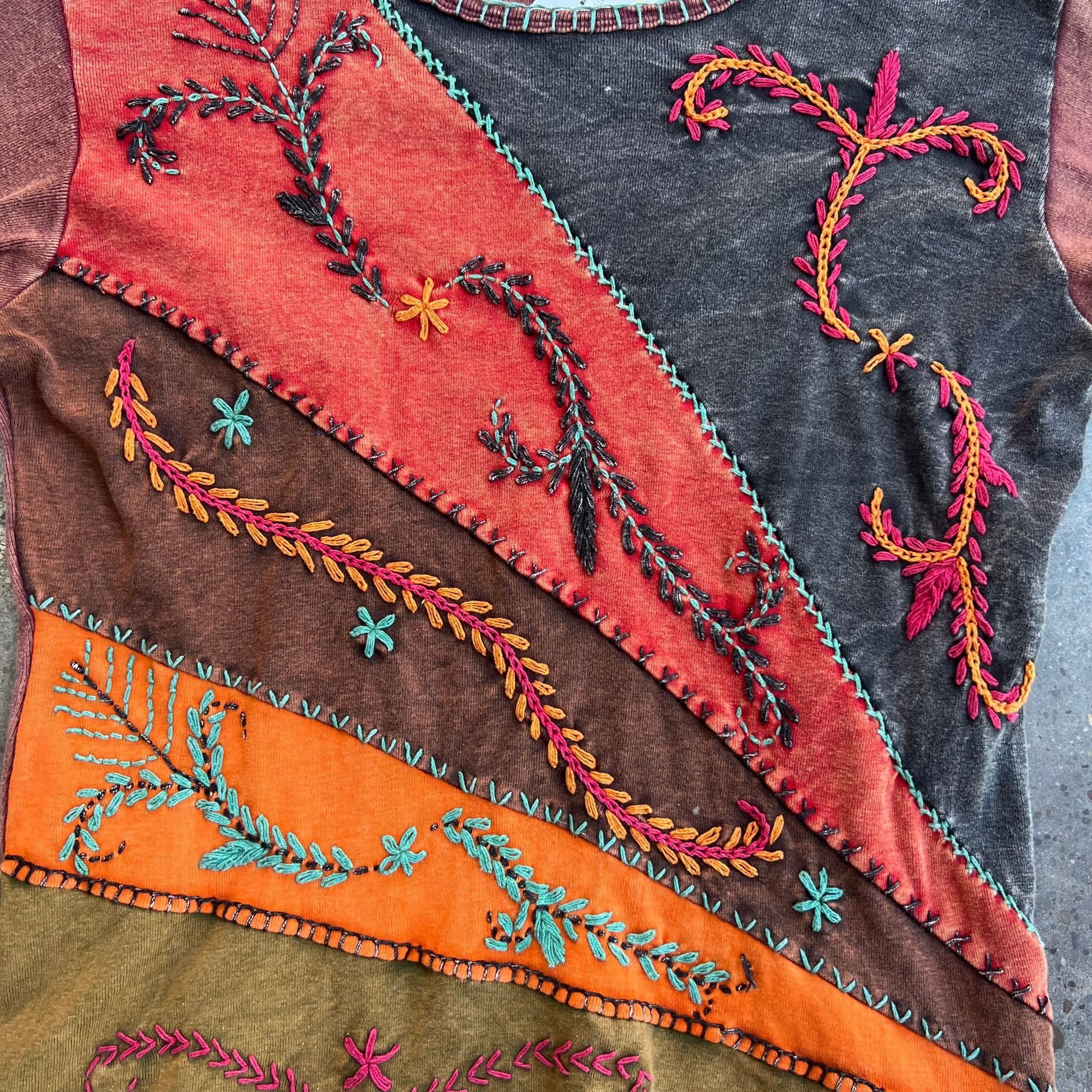 Vintage Women’s Vintage 90s Boho Embroidered T-Shirt Size M / US 6-8 / IT 42-44 - 3 Thumbnail