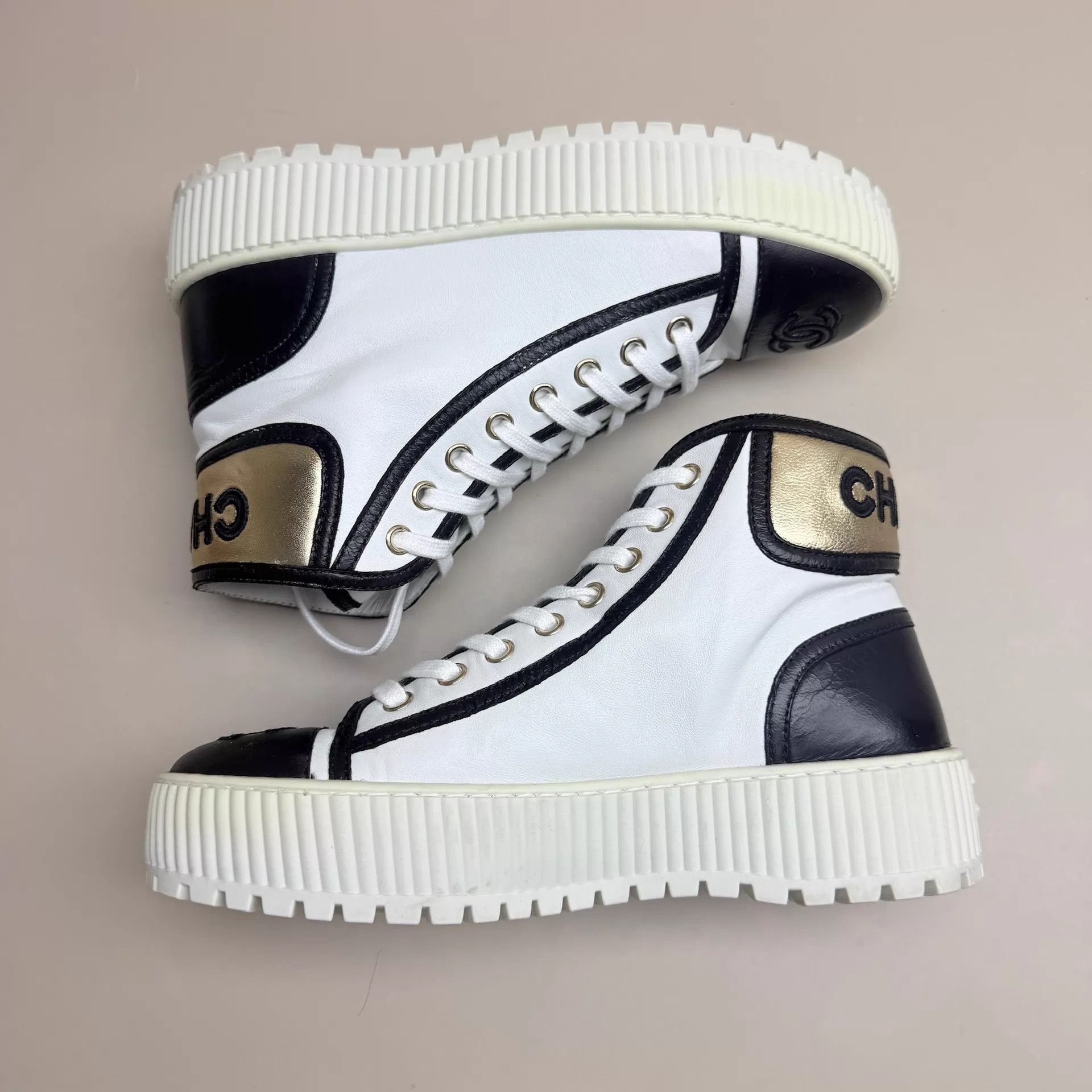 Chanel CHANEL Women's CC Logo White Gold Sneakers EUR36 99New Size US 5.5 / IT 35.5 - 5 Thumbnail
