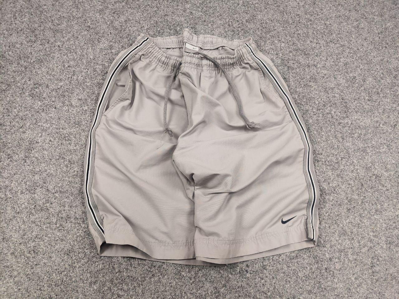 Nike Vintage Nike Swoosh Gray Light Pocket shorts Y2K Style Size US 34 / EU 50 - 2 Thumbnail