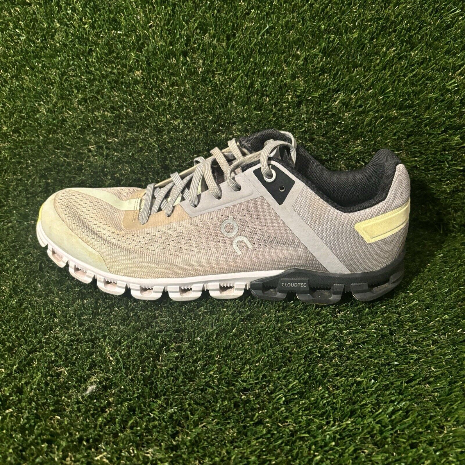 On Size 8.5 - On Cloudflow Alloy Magnet Size US 8.5 / EU 41-42 - 1 Thumbnail
