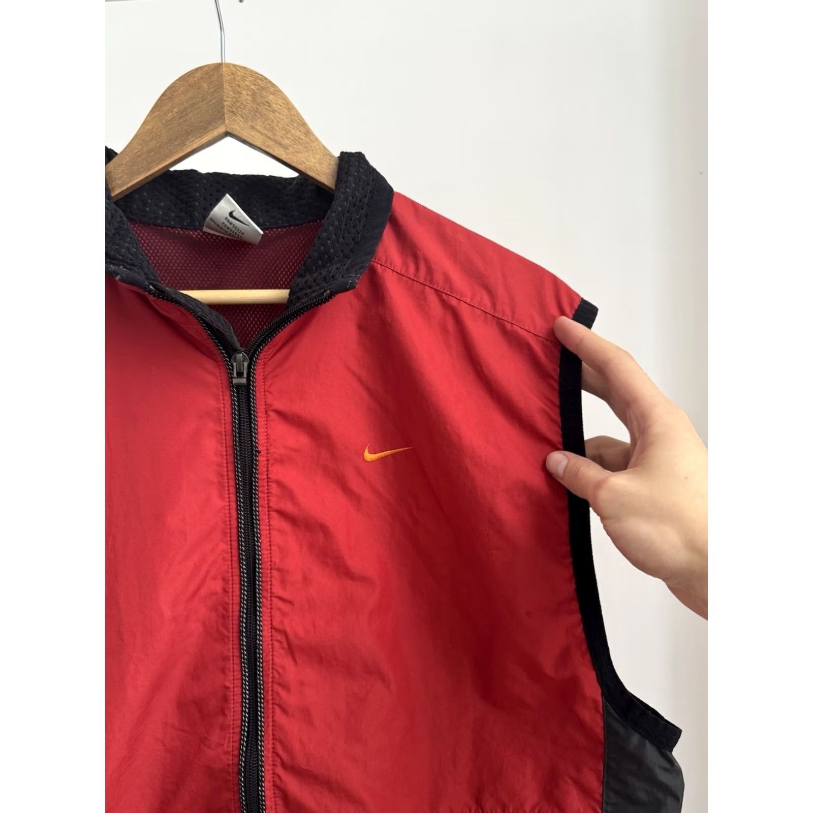 Nike VINTAGE Nike Vest Windbreaker Mens L Red Nylon 90s Sports Retro Casual Streetwear USA Nike Acg Size US L / EU 52-54 / 3 - 3 Thumbnail