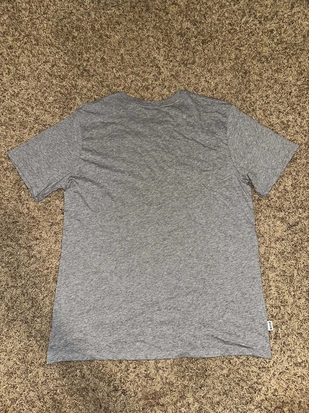 Nike Nike Sportswear Men’s Innovation Futura Blocked Logo Grey/Black T-Shirt Size US L / EU 52-54 / 3 - 5 Thumbnail