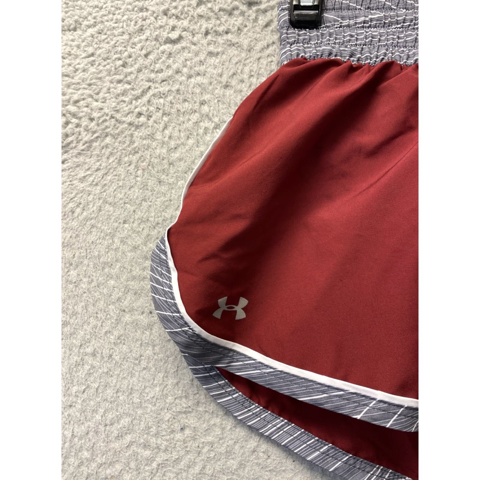 Under Armour Under Armour Women Shorts Maroon High Rise Athletic Size S Maryville 116-12 / 2.0 in. Inseam 13 in Waist Size 28" / US 6 / IT 42 - 3 Thumbnail