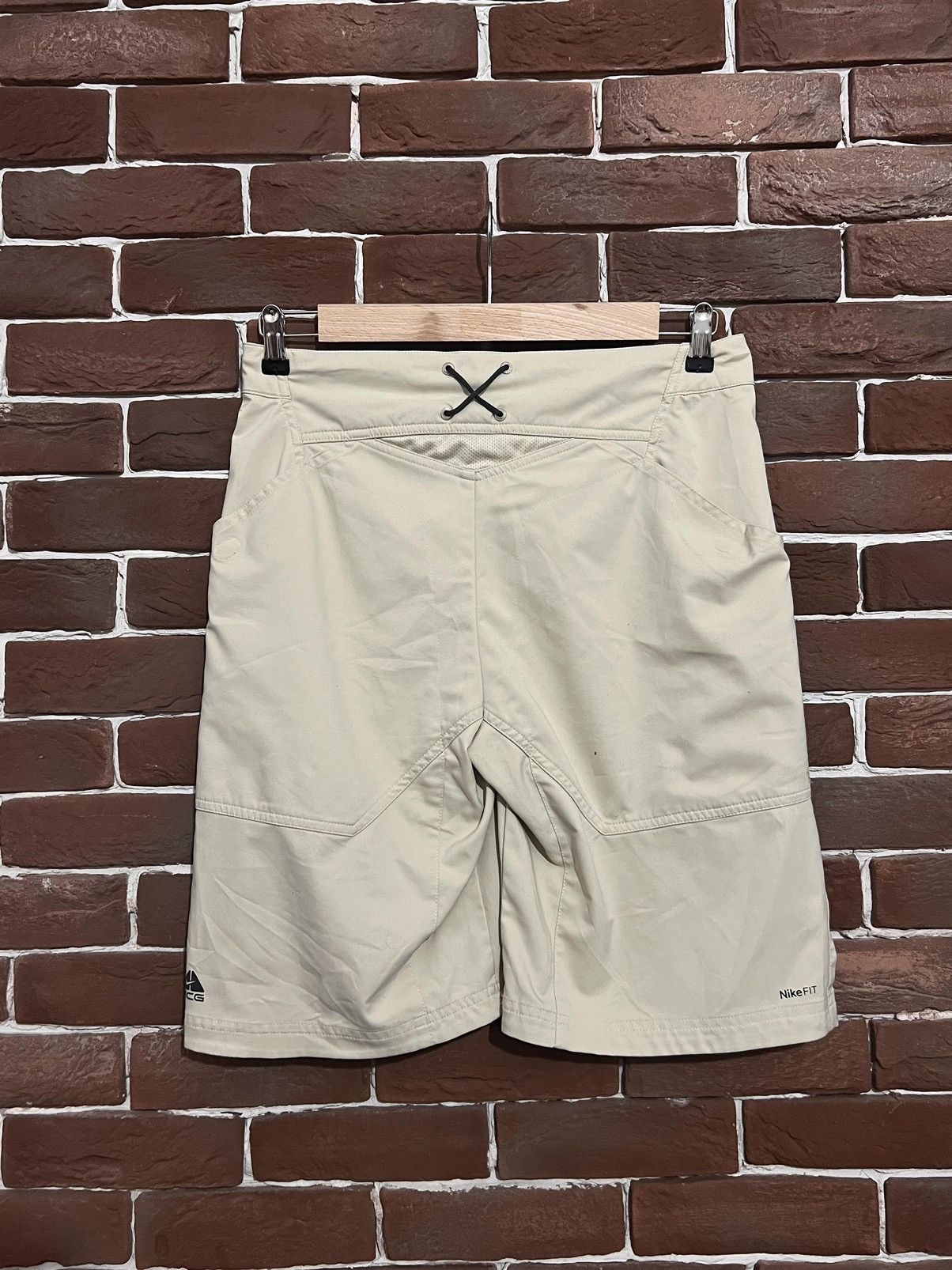 Nike Vintage Nike ACG Biege Cargo Shorts Rare Streetwear Hype Size US 32 / EU 48 - 1 Thumbnail