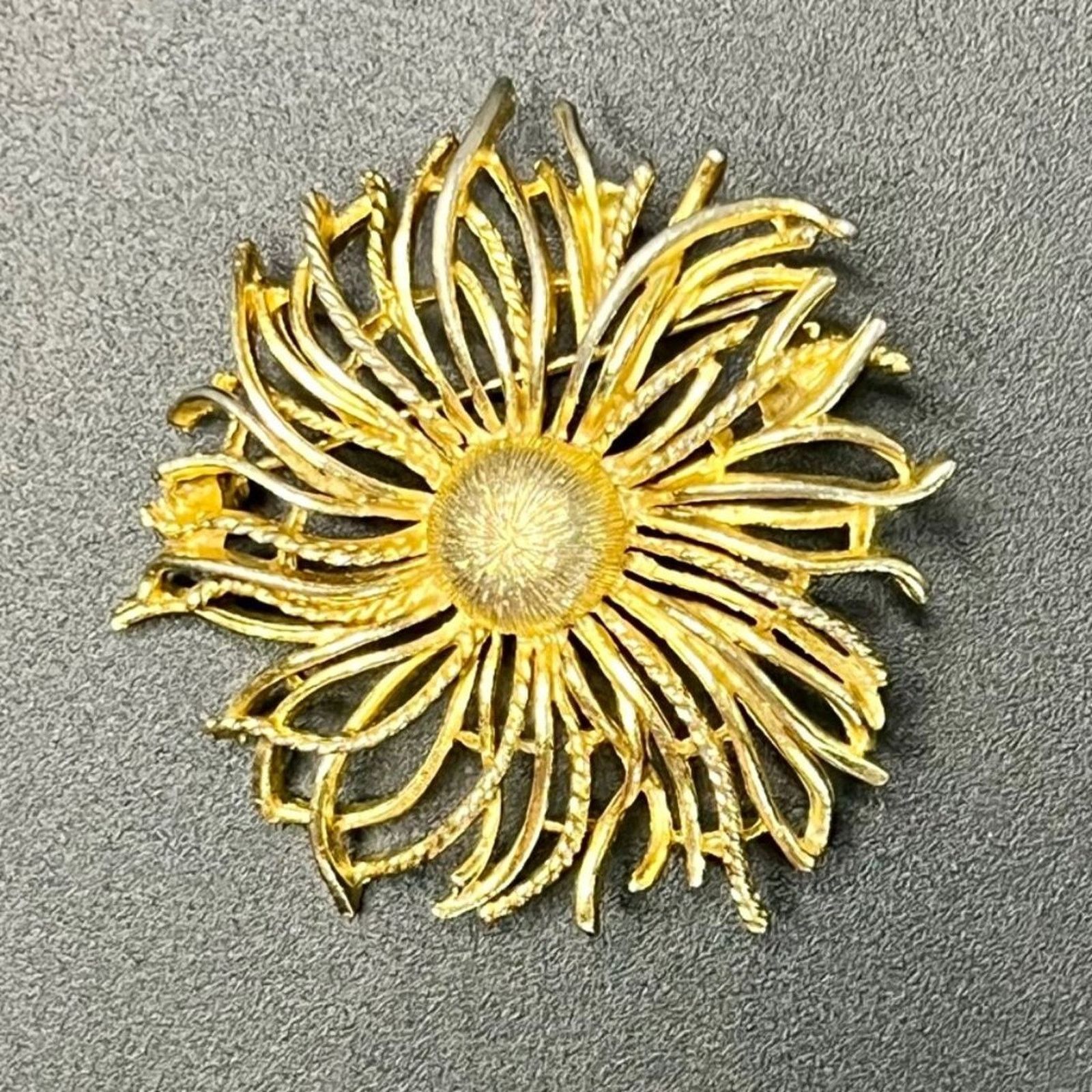 & Other Stories Lisner – Goldtone Wavy Strand Flower Design Brooch Pin Size ONE SIZE - 1 Preview