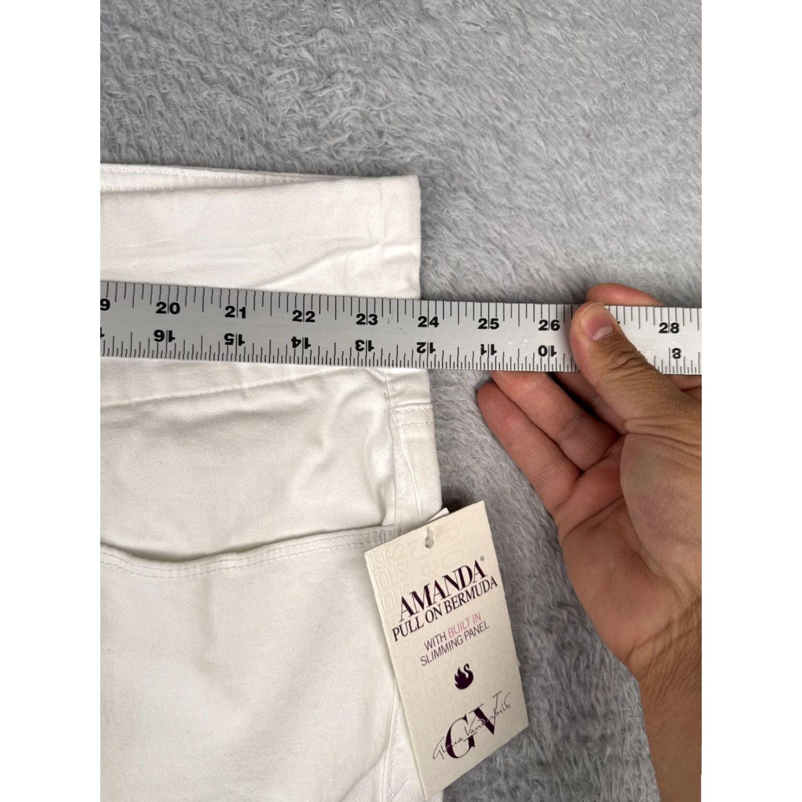 Gloria Vanderbilt VINTAGE Gloria Vanderbilt Shorts Womens Bermuda Pull On White 24W Cotton Denim 11 in 48 in Regular 5-Pocket Spring Summer Women Size 42" / US 20 - 7 Thumbnail