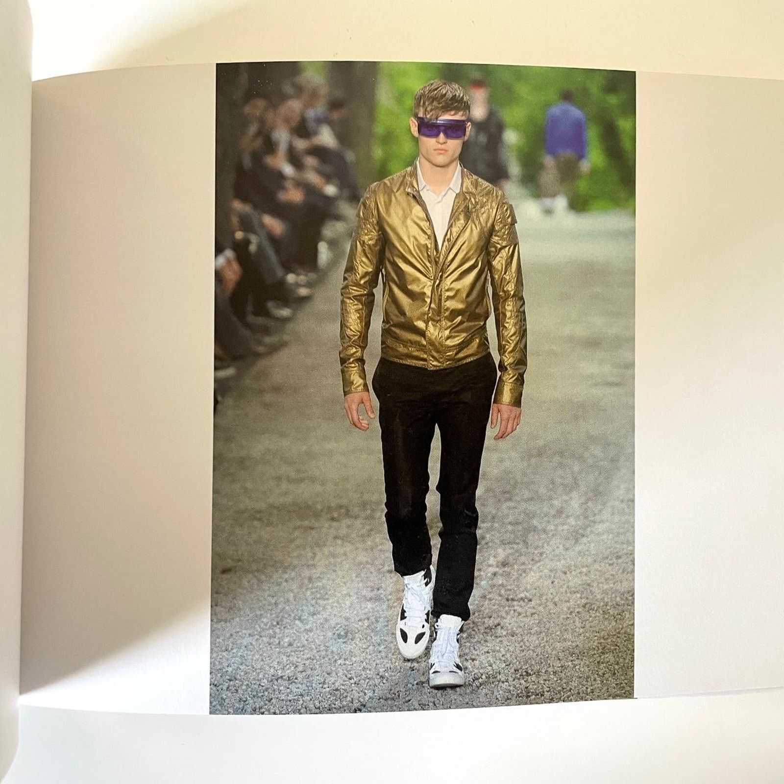 Dior × Kris Van Assche × Vintage DIOR HOMME PRINTEMPS-ÉTÉ collection lookbook catalog Size ONE SIZE - 2 Thumbnail