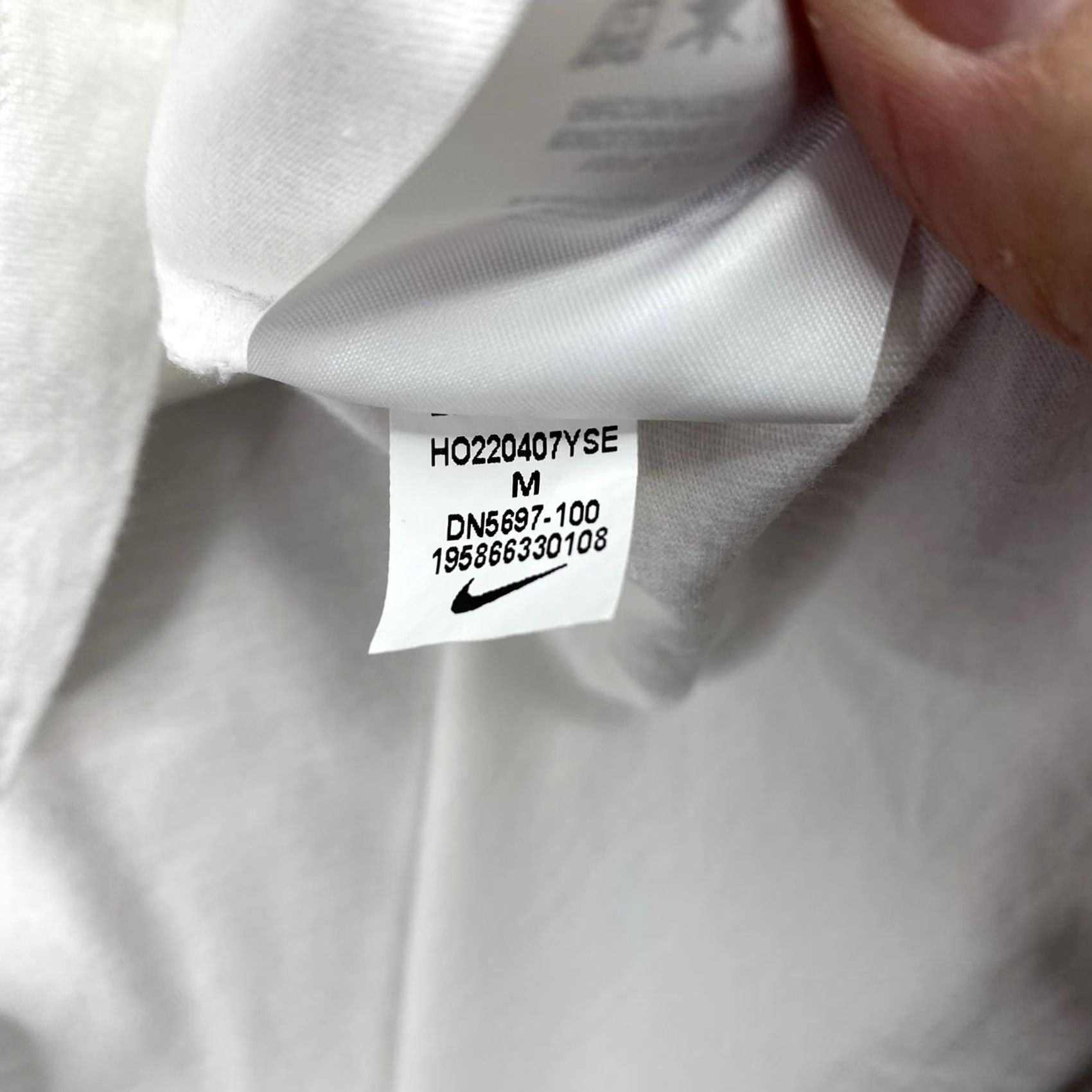 Nike Nike The Nike Tee Mens M White Loose Fit Center Swoosh Short Sleeve Cotton Gym Shirt Size US 31 - 7 Thumbnail