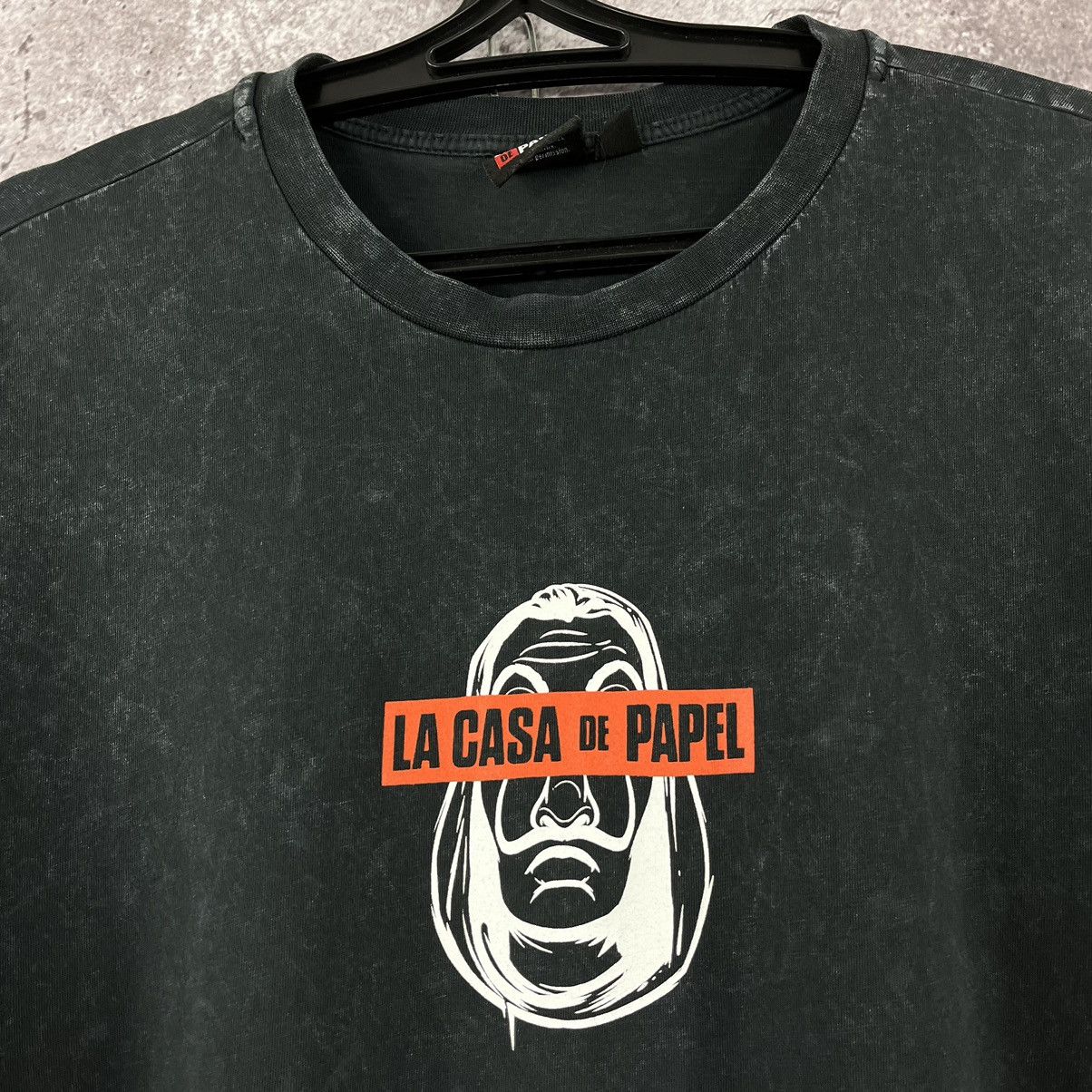 Other La Casa de Papel (Money Heist) T-Shirt Netflix Size L Size US L / EU 52-54 / 3 - 5 Thumbnail