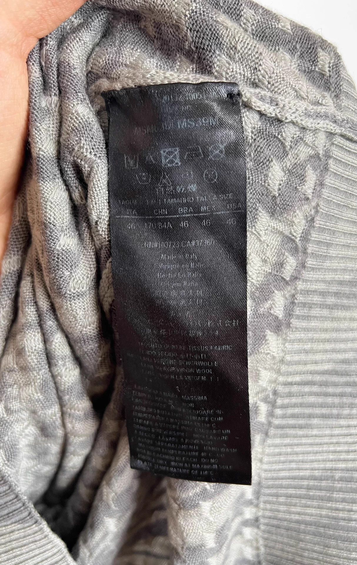 Giorgio Armani Giorgio Armani 46 98% New 100% Virgin Wool Embossed Sweater Size US S / EU 44-46 / 1 - 6 Thumbnail