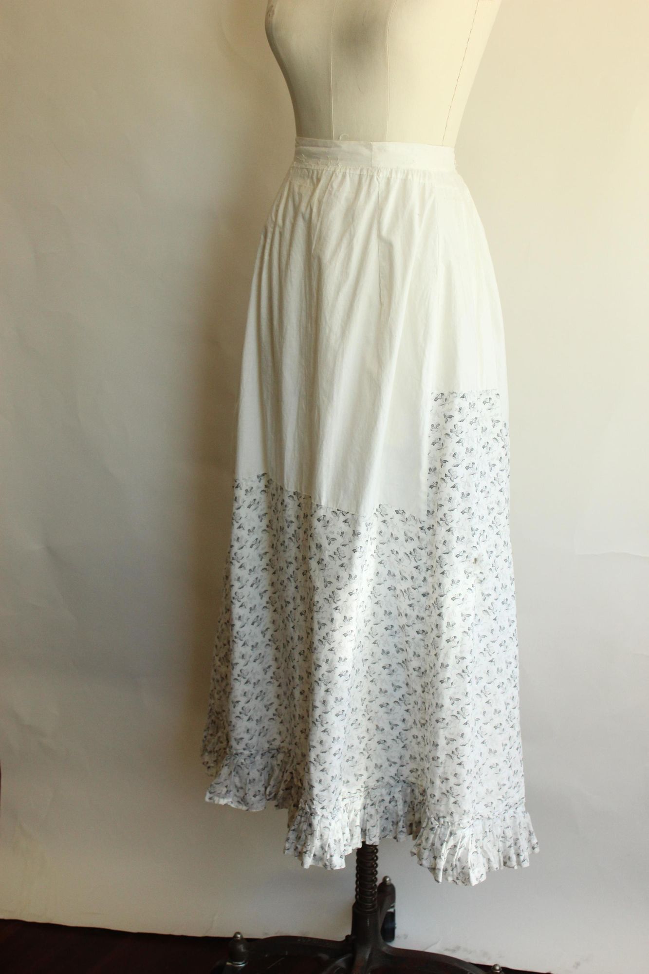 Vintage Vintage Antique 1890s Skirt, Victorian Gray and White Floral Size 26" / US 2 / IT 38 - 8 Thumbnail