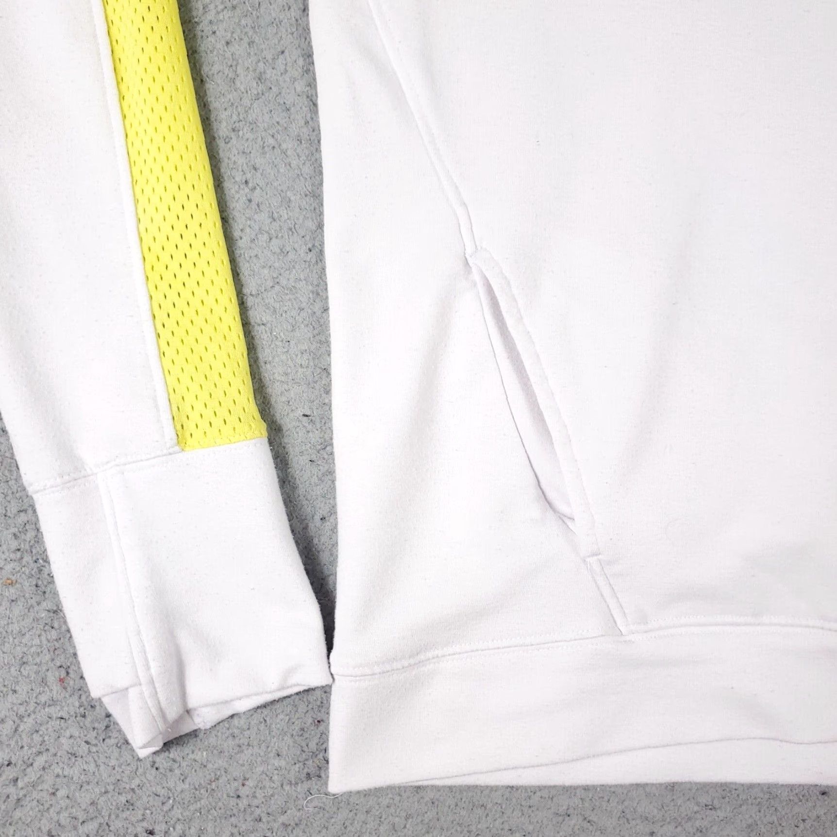 Under Armour Under Armour Sweatshirt Women's Small White Pullover Knit Hoodie Pockets Logo All Seasons Regular Size S / US 4 / IT 40 - 4 Thumbnail