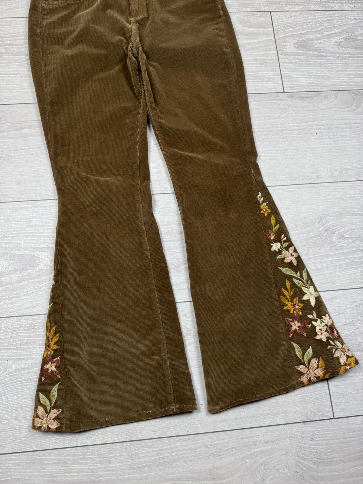 Other Driftwood Velvet Floral Embroidered Corduroy Flare Jeans Size 32" / US 10 / IT 46 - 4 Thumbnail