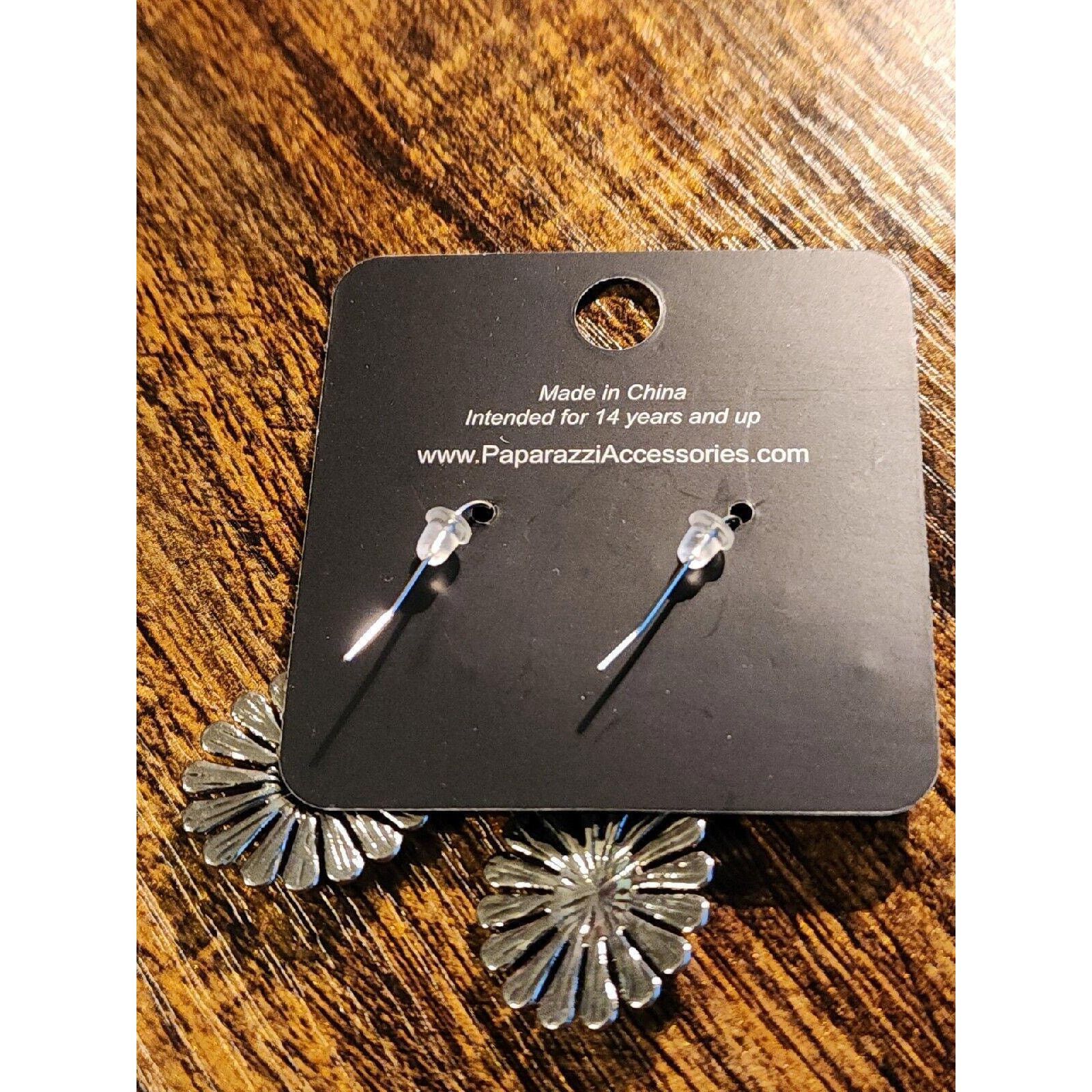 Other Paparazzi "Delectably Daisy" Silver Earrings - Floral Design Size ONE SIZE - 2 Thumbnail