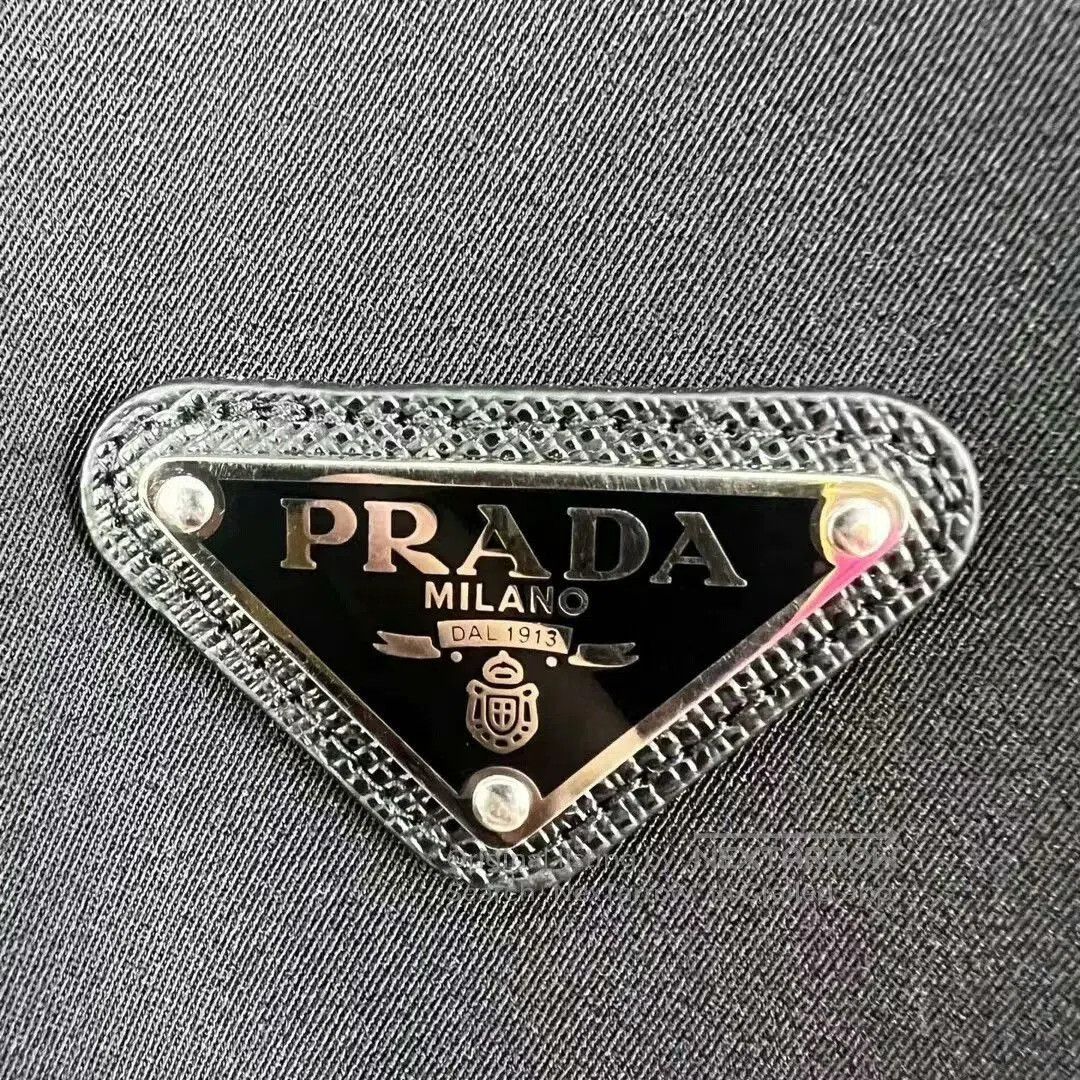 Prada prada enamel triangle logo jacket. Size US M / EU 48-50 / 2 - 4 Thumbnail