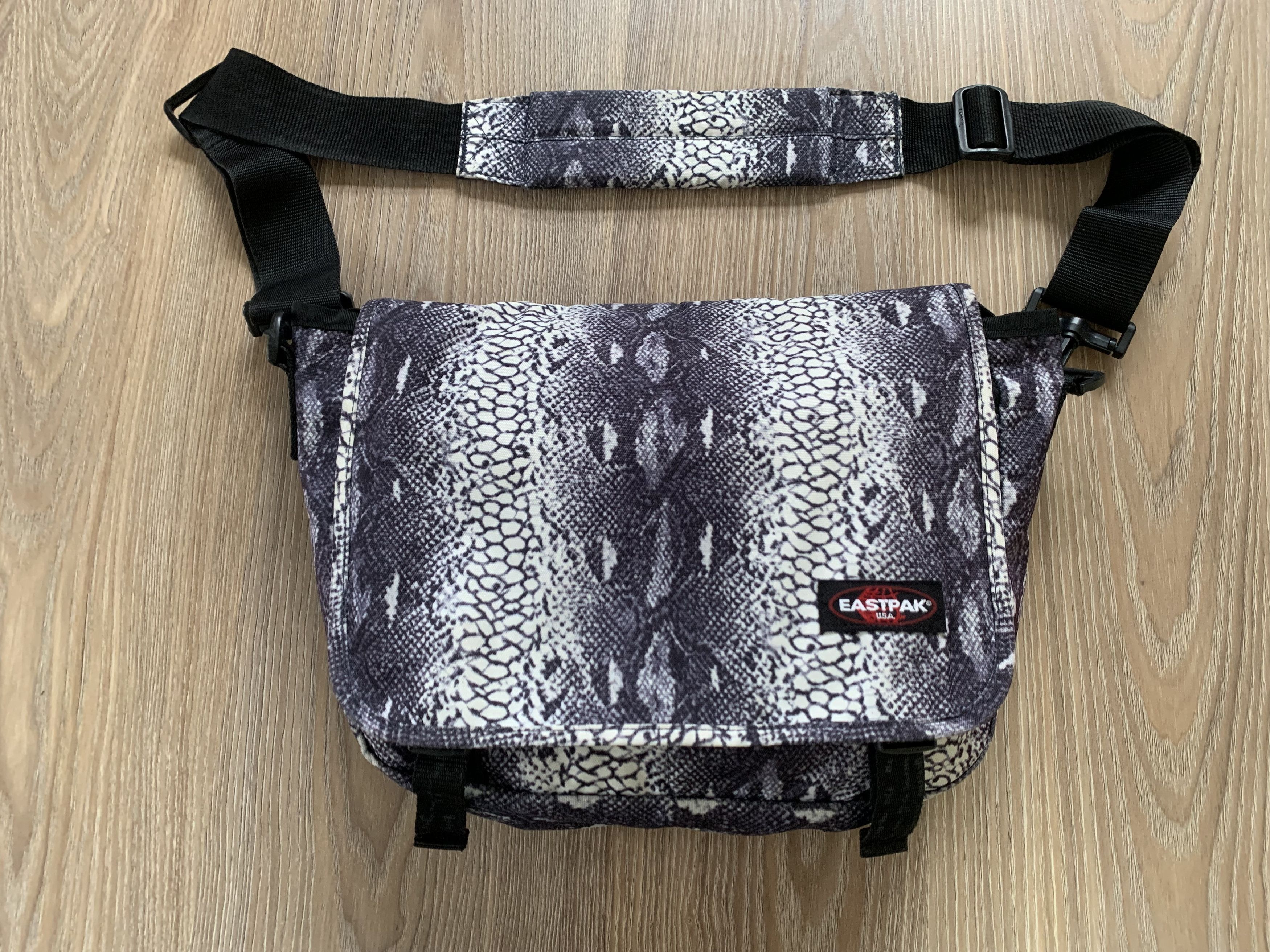 Eastpak Rare Eastpak Vintage Shoulder Bag Messenger Snake Print Size ONE SIZE - 2 Thumbnail