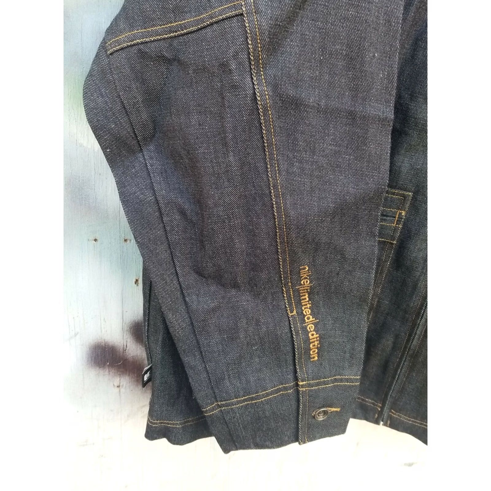 Nike VINTAGE Nike Limited Edition Mens Oversized Denim Jacket XXL Model Size US XXL / EU 58 / 5 - 2 Thumbnail