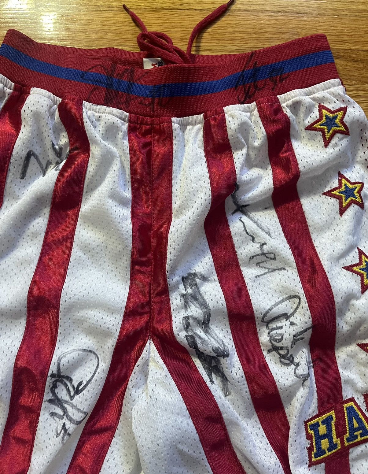 NBA Vintage Harlem Globetrotters Shorts Signed Size US 30 / EU 46 - 4 Thumbnail