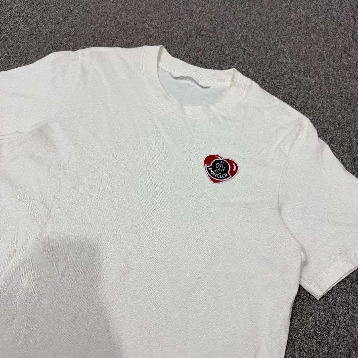 Moncler Moncler White Heart Logo Short-Sleeve Tee M 99 New Size M / US 6-8 / IT 42-44 - 3 Thumbnail
