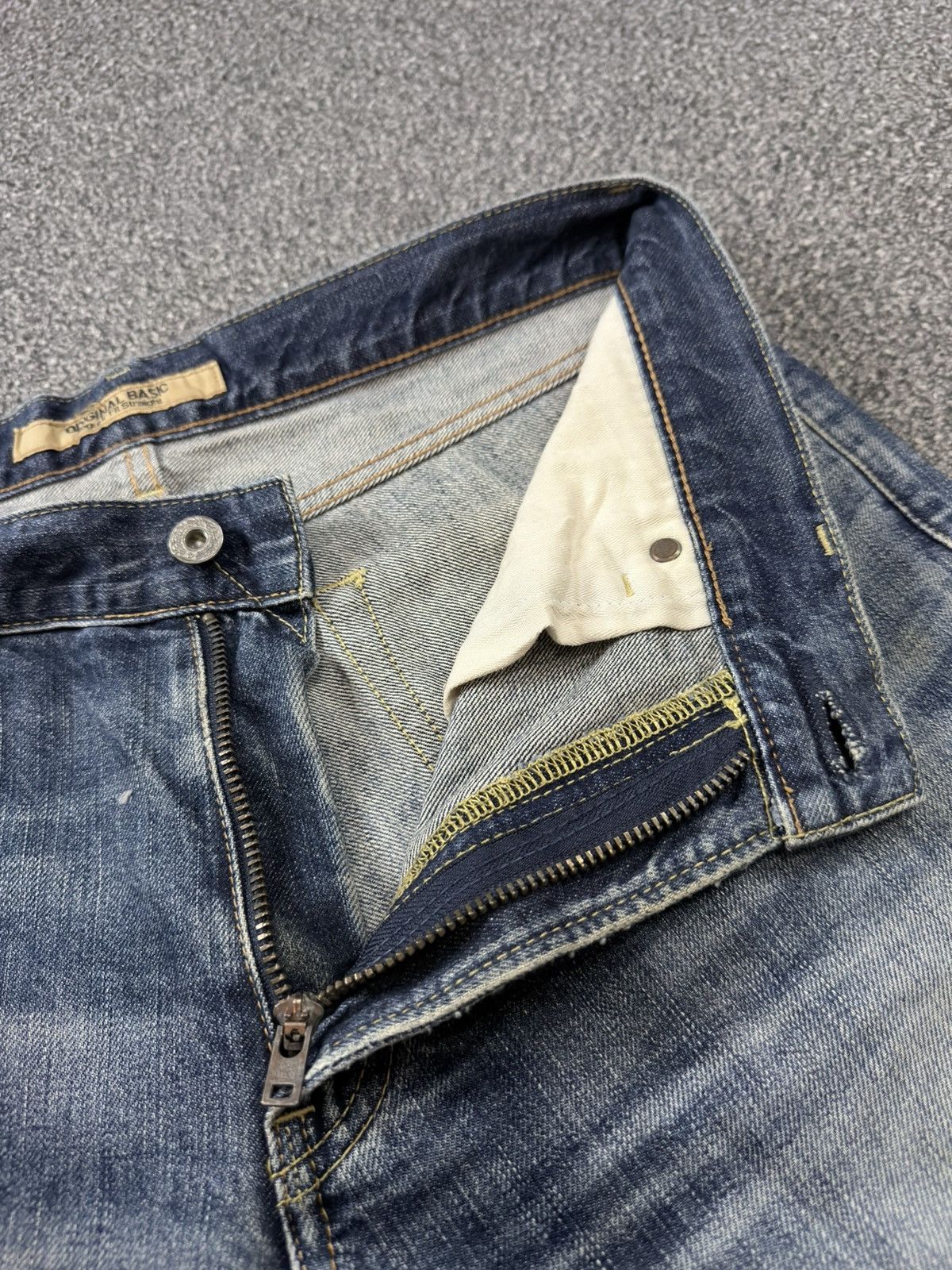 Fashion Victim Vintage 90s Uniqlo Whisker Faded Wash Distressed Denim W32 Size US 32 / EU 48 - 13 Thumbnail