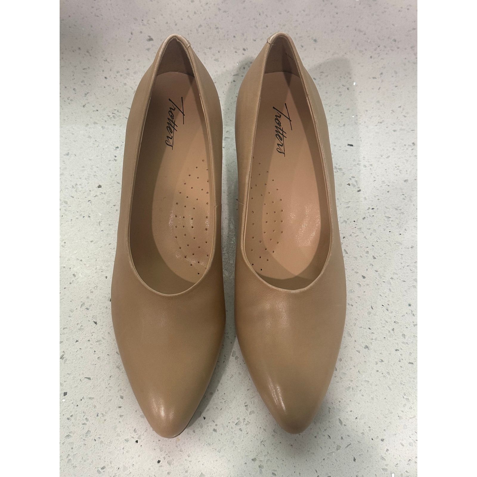 Other Trotters Women's Kiera Pump, Nude, Size 9.5 Size US 9.5 / IT 39.5 - 1 Thumbnail