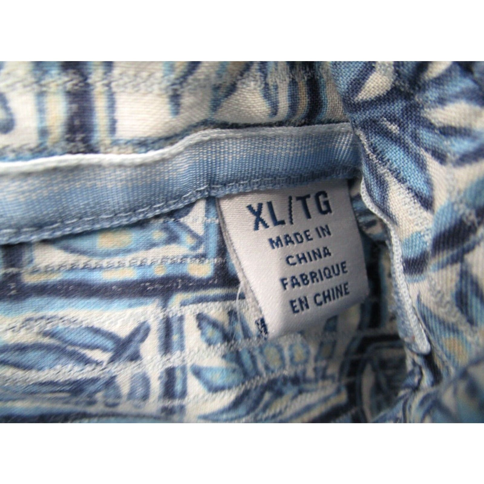 Tommy Bahama Tommy Bahama Mens XL Blue Floral Short Sleeve Hawaiian Button Up Shirt Cotton Silk Blend Size US XL / EU 56 / 4 - 4 Thumbnail