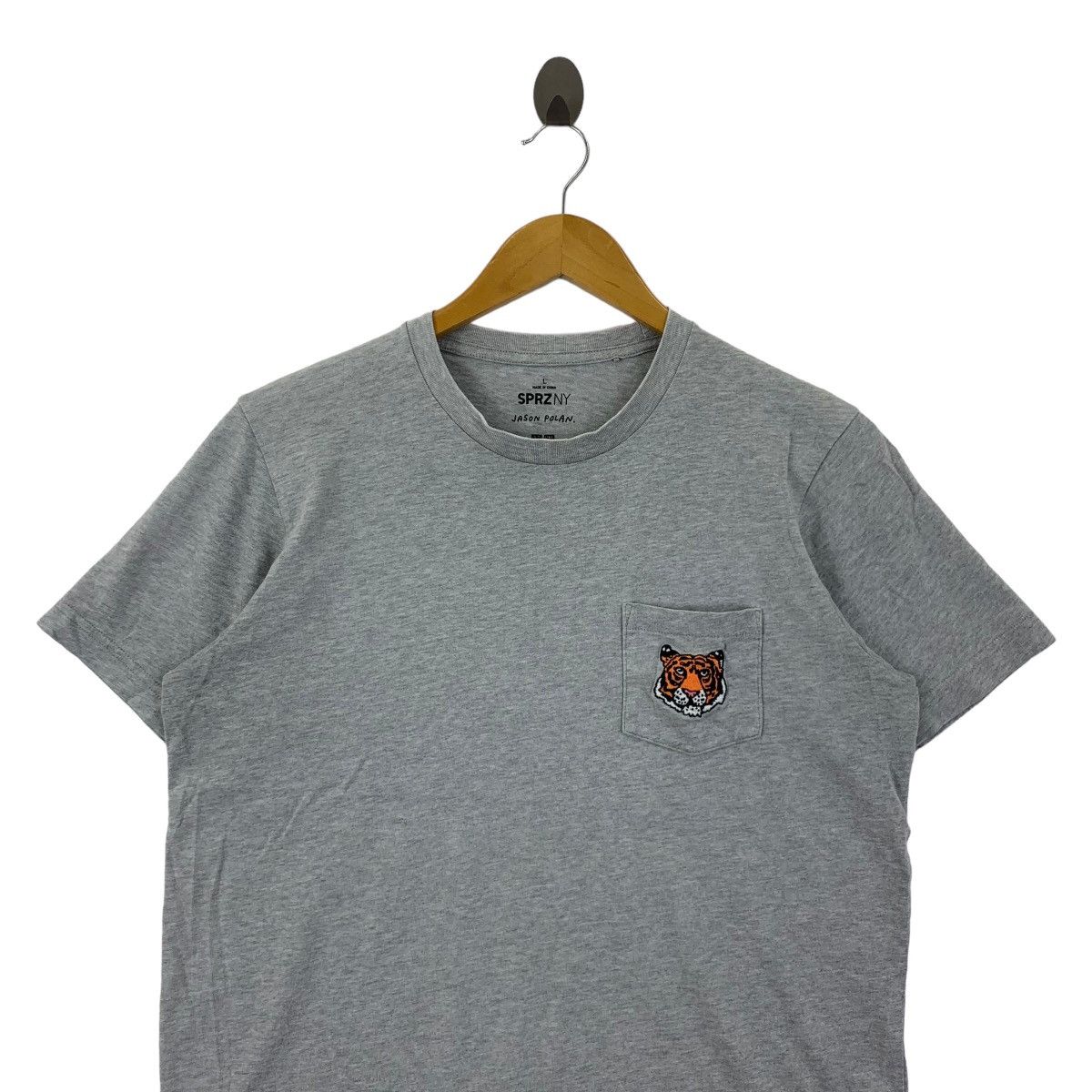 Vintage JASON POLAN x UNIQLO Tiger Embossed Pocket Tee Shirt Size L / US 10 / IT 46 - 2 Thumbnail