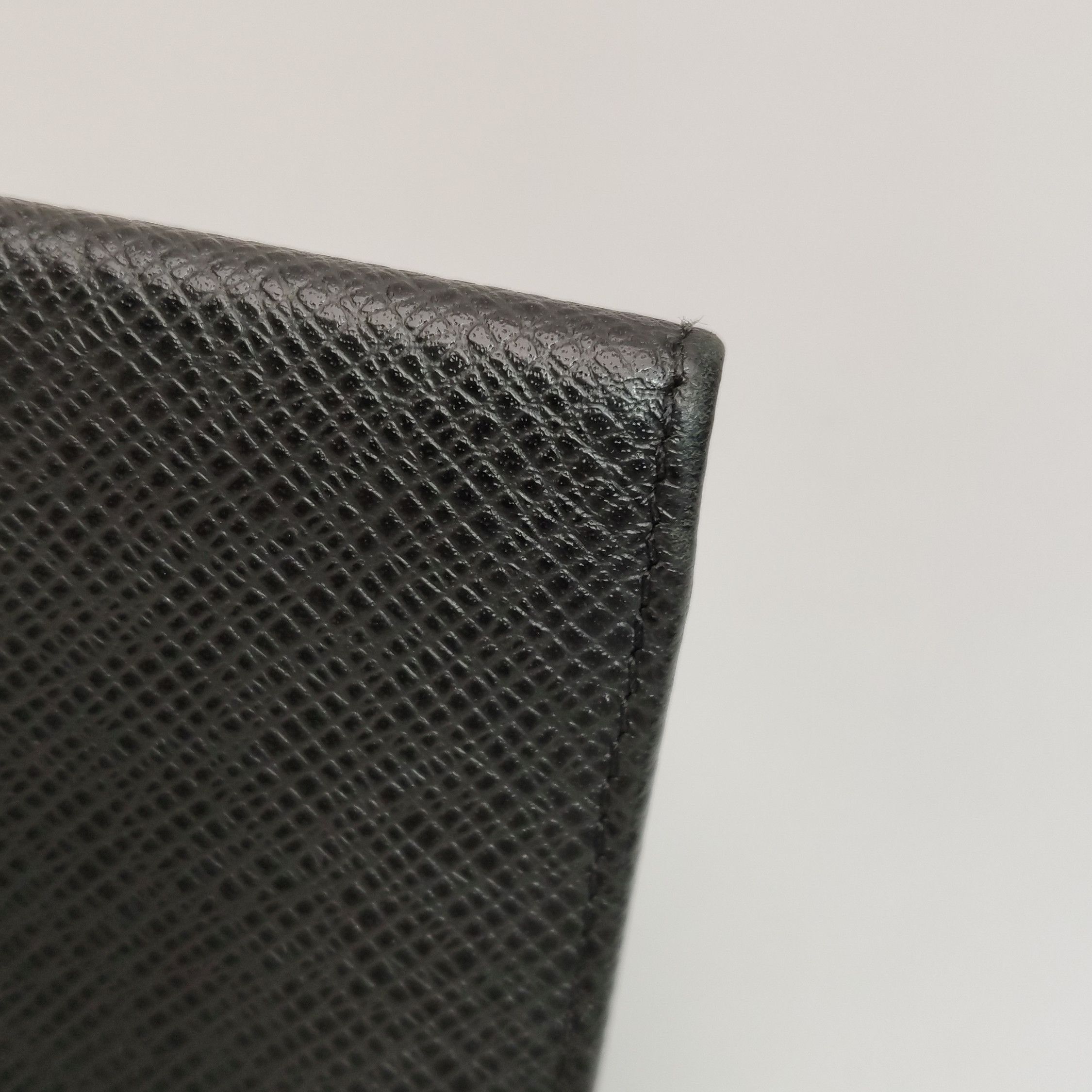 Louis Vuitton Louis Vuitton (LV) Brazza leather solid color bi-fold walle Size ONE SIZE - 8 Thumbnail