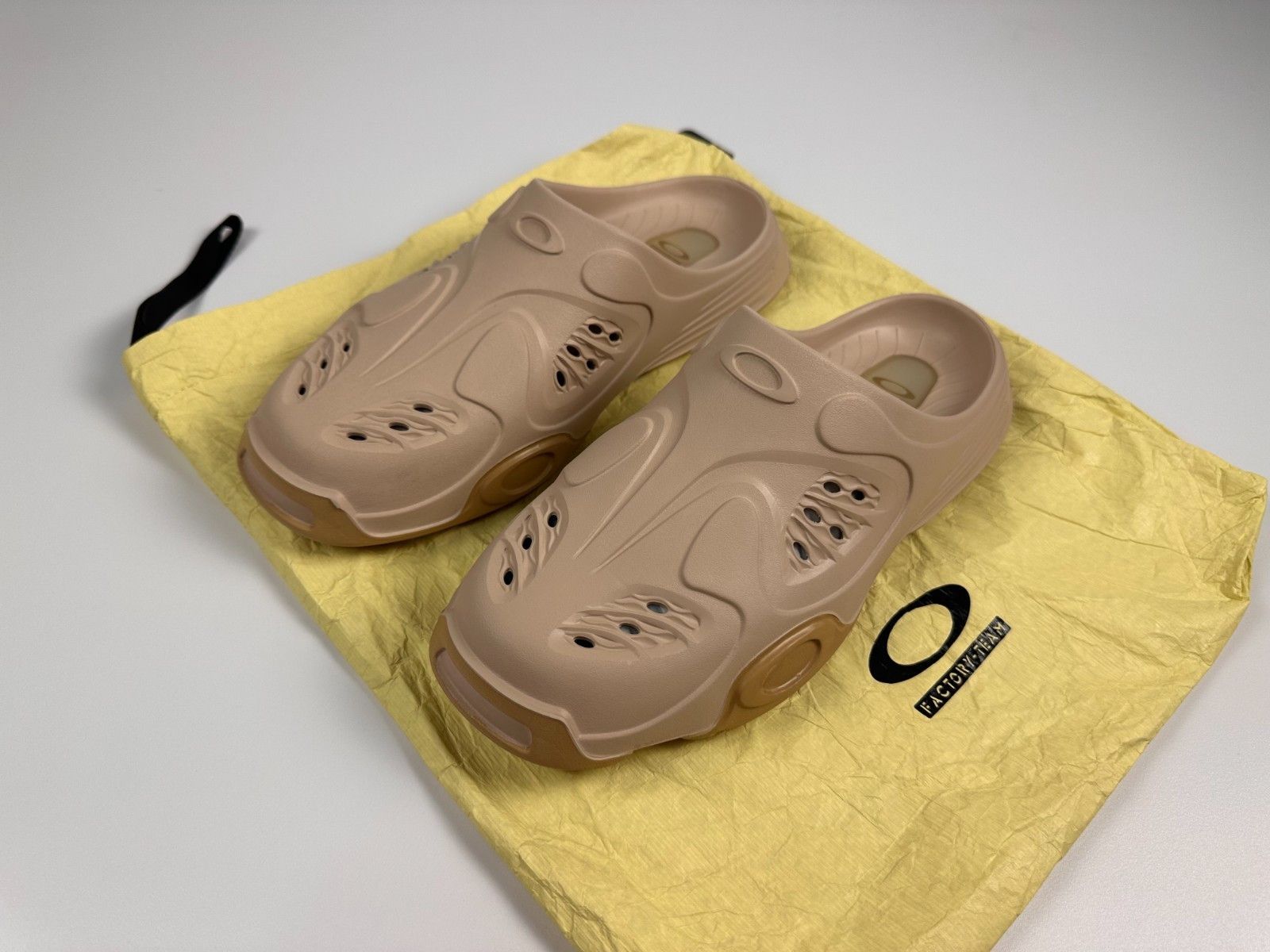 Oakley Factory Team x Brain Dead Paguro slide Beige US10