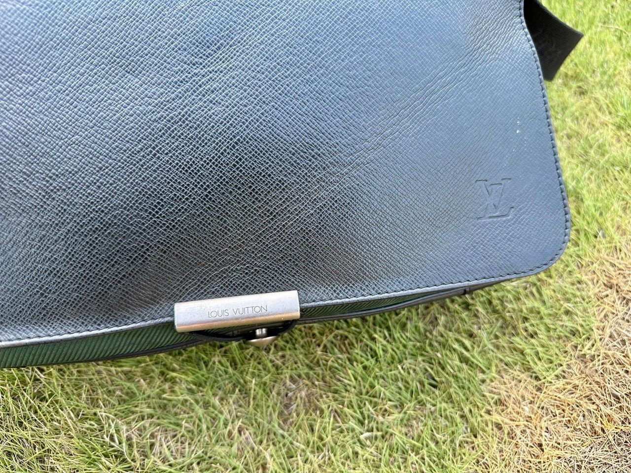 Louis Vuitton Authentic Louis Vuitton Ardoise Taiga Viktor Messenger Bag Size ONE SIZE - 7 Thumbnail