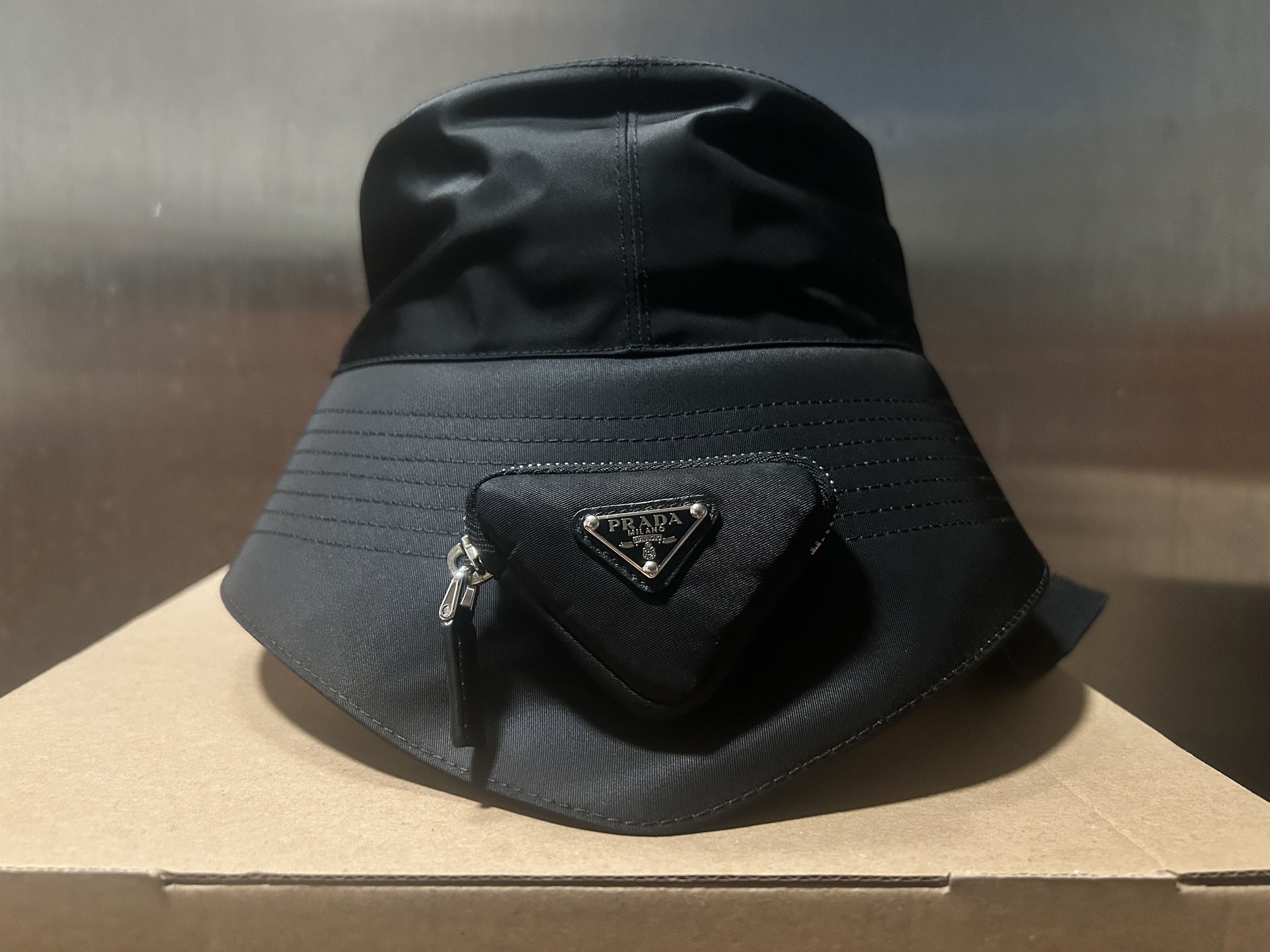 Prada (Medium) PRADA RE-NYLON POUCH BUCKET HAT BLACK Size ONE SIZE - 1 Thumbnail