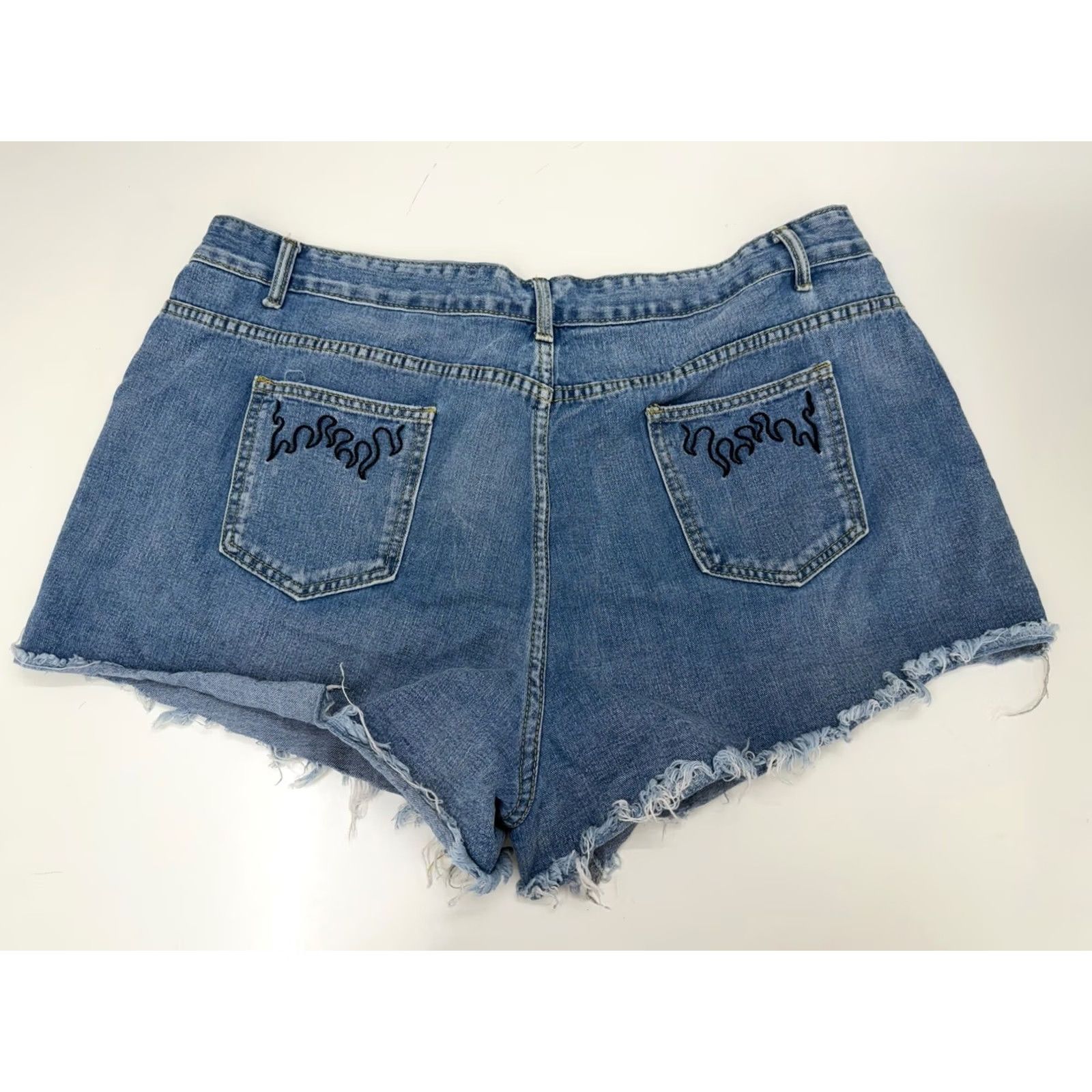 Shein SheIn Womens Jean Shorts Size 3XL Denim Cutoff Flame Stitched Pocket Denim Shorts 3XL Women’s Casual Shorts Flamed Pocket Size 40" / US 18 - 5 Thumbnail